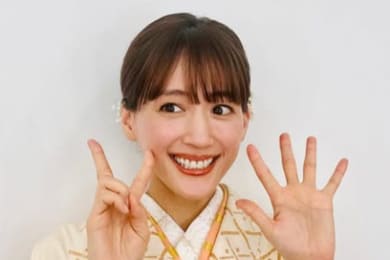 綾瀬はるかの年収はなぜ高い？収入源と資産をわかりやすく解説